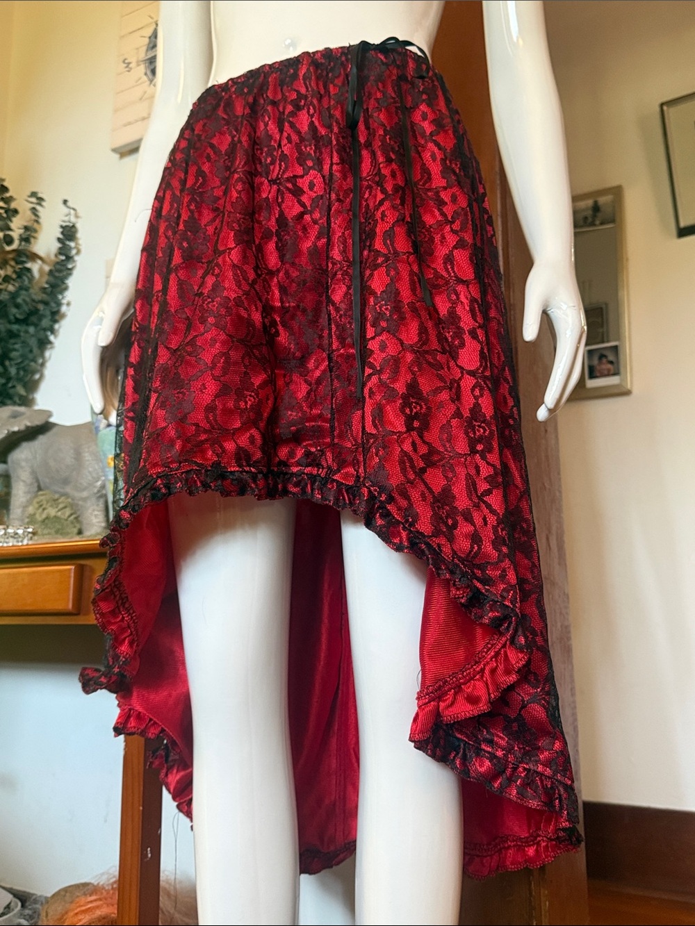 Cinema secrets costume gallery size M, Red Lace High-Low Skirt, double layered